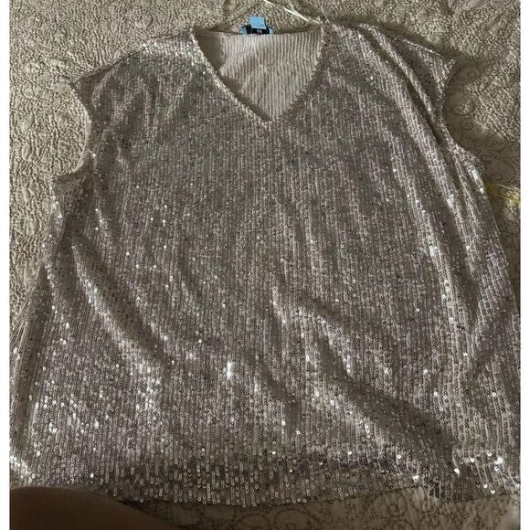 Beautiful and sparkly CeCe Silver v neck cap sleeve top size large NWT - Picture 3 of 7